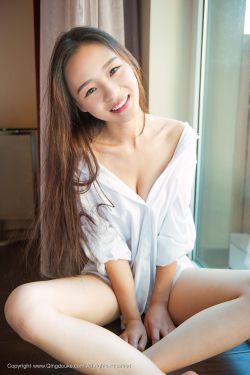 美女脱去内衣露出大乳